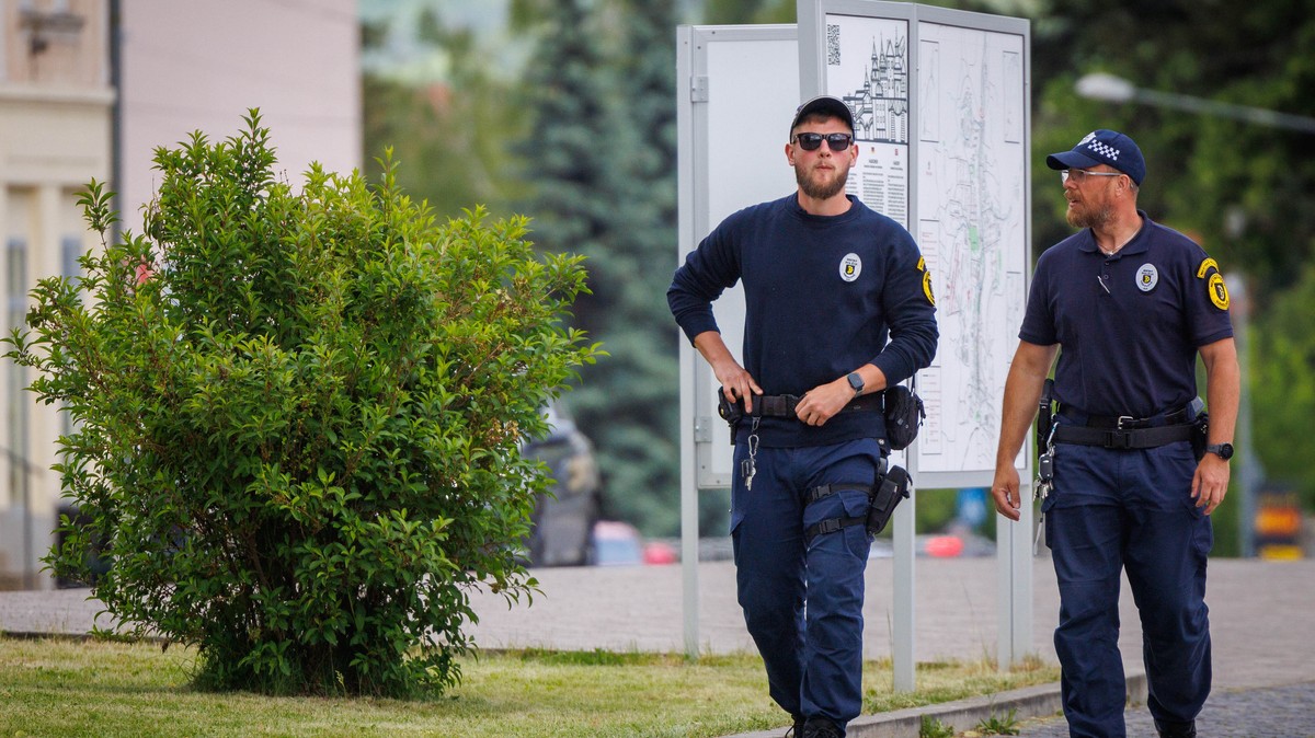 Mire gondolt? Gyerekekre lőtt egy férfi a panelház ablakából