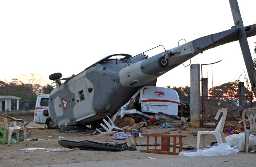 Helikopter spadł na auta