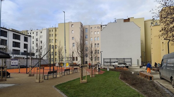 Gdy podwórko się zazieleni, nabierze oczekiwanego klimatu. FOT. ZZK