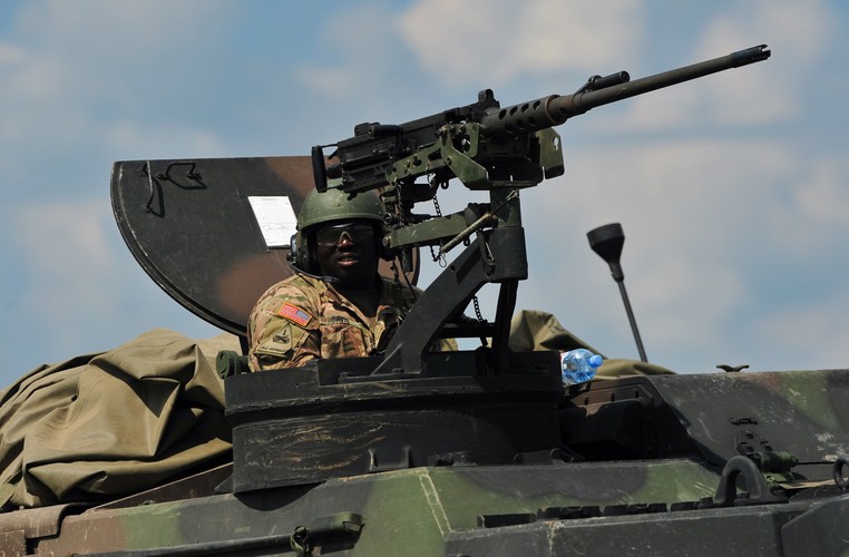 'Nikt nie powinien mieć wątpliwości co do zaangażowania Stanów Zjednoczonych w pokój i bezpieczeństwo w Europie' – powiedział z kolei dowódca amerykańskich wojsk lądowych w Europie gen. broni Ben Hodges.

Podkreślił, że US Army wydzieliła do udziału w ćwiczeniu wielu żołnierzy, także Gwardii Narodowej, i znaczne ilości sprzętu. 'Innymi słowy, całe wojska lądowe USA są zaangażowane w ćwiczenie Anakonda. Już teraz wyciągamy wnioski dotyczące logistyki, interoperacyjności, struktur dowodzenia w środowisku międzynarodowym' – dodał.
<br><br> (mb/mr) PAP/Marcin Bieleckii