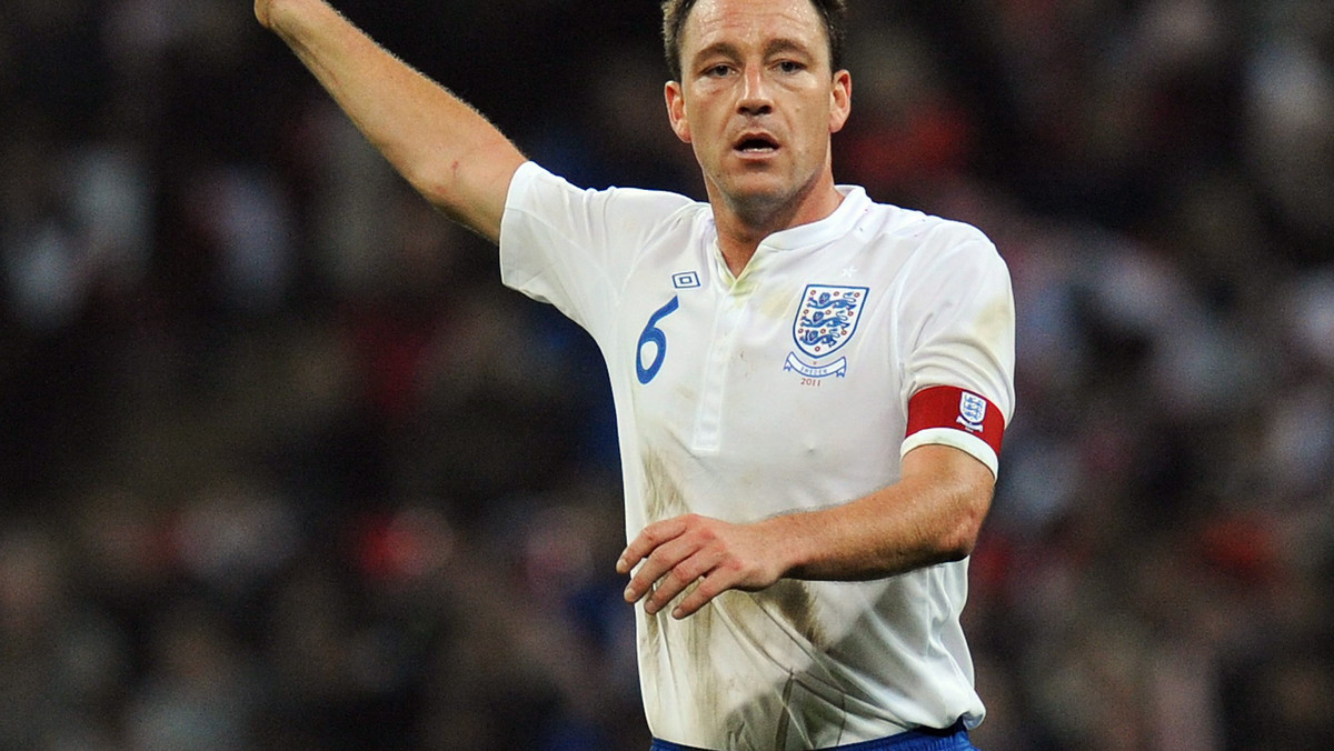 John Terry, gwiazda Chelsea Londyn, stracił opaskę kapitańską reprezentacji Anglii w związku ze skandalem rasistowskim z udziałem zawodnika QPR Antona Ferdinanda.