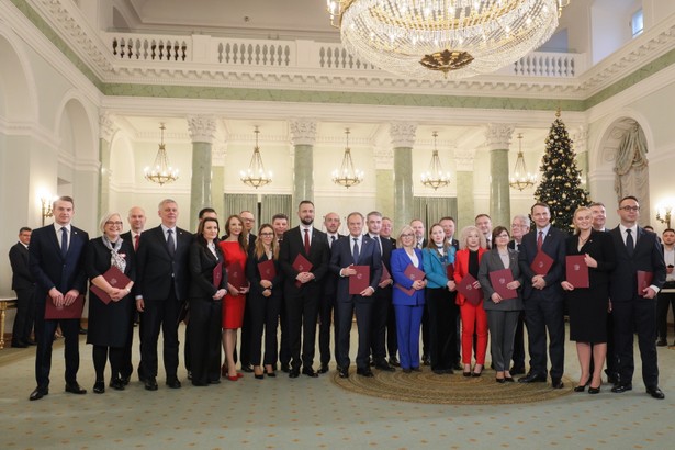 Warszawa, 13.12.2023. Premier Donald Tusk (C) na współnym zdjęciu z nowo powołanymi członkami rządu podczas uroczystości zaprzysiężenia kierowanego przez siebie gabinetu w Pałacu Prezydenckim w Warszawie, 13 bm. (jm) PAP/Paweł Supernak