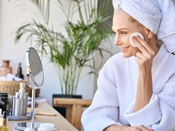 4 dobre nawyki, które pozwalają dłużej zachować młodość skóry wrażliwej