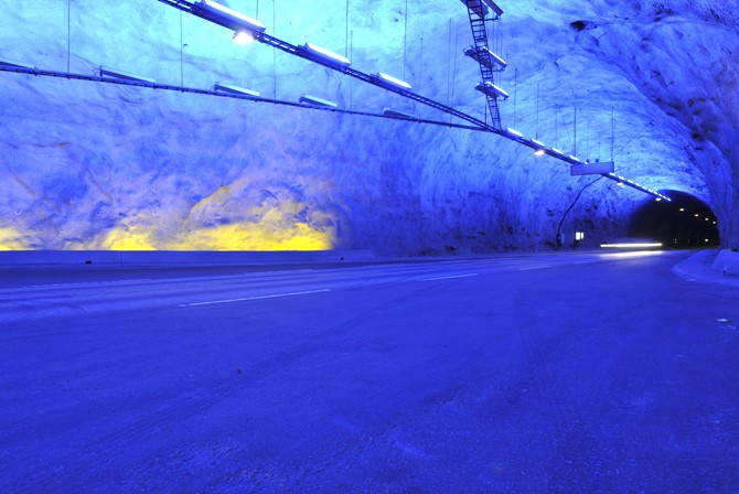 2. Laerdal w Norwegii. Najdłuższy drogowy tunel globu. Od 2000 r. zapewnił łączność ze światem miastu  Aurland (między Oslo i Bergen), do którego wcześniej można było dojechać lądem tylko wiosną i latem. Tunel ma 24,5 km długości. Jego znakiem rozpoznawczym są trzy sztuczne, półkoliste pieczary o promieniu 30 metrów. Każda z nich ma specjalne oświetlenie: niebieskie w górze, które ma imitować wyjazd na świeże powietrze, i żółte na dole  - dające iluzję świtu. Zdj. Tunel Laerdal w Norwegii, autor: Larsscheve; licencja Creative Commons