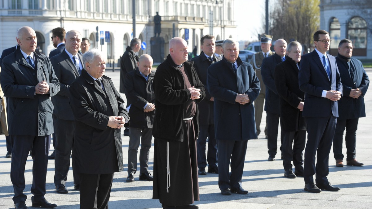 Na zdjęciu: Jarosław Kaczyński, Joachim Brudziński, Jacek Sasin, Marek Suski, Piotr Gliński, Mateusz Morawiecki, Mariusz Błaszczak w czasie obchodów upamiętniających ofiary katastrofy Smoleńskiej