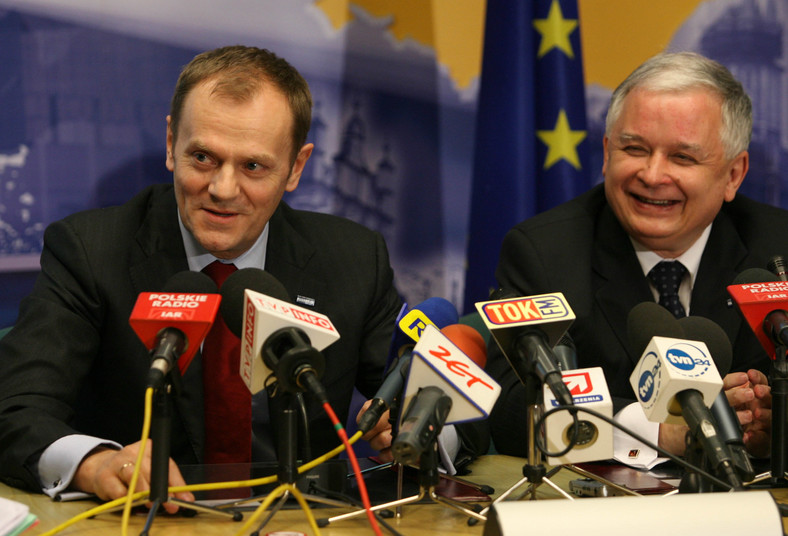 Prezydent RP Lech Kaczyński i premier Donald Tusk podczas konferencji prasowej po posiedzeniu Rady Europejskiej w Brukseli w 2009 r.