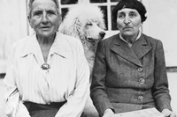 W książce opisuje anegdoty z czasu, gdy żyła Stein. Jakby życie potem nie było warte wspominania