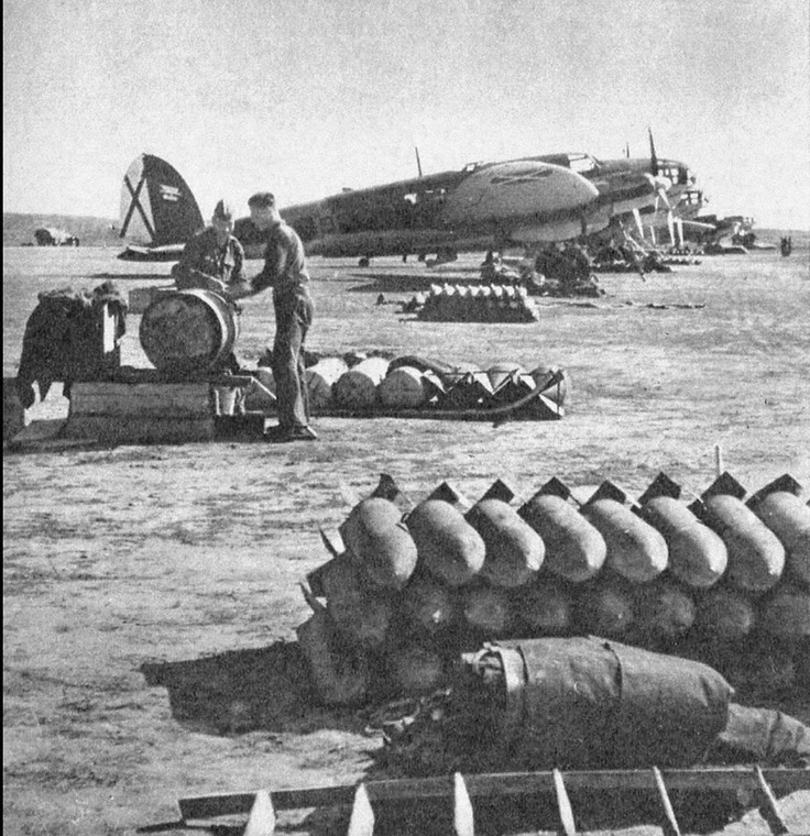 Samoloty Heinkel He 111 Legionu Condor przygotowywane do bombardowania