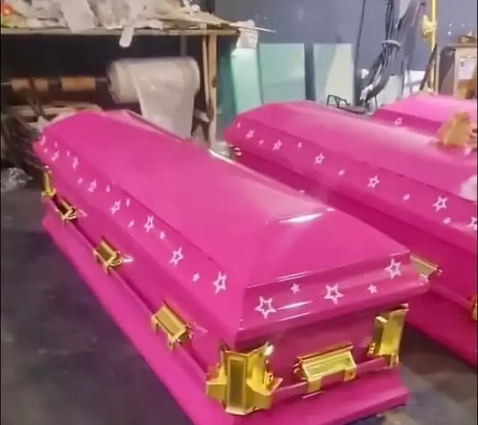 Różowe trumny dla wielbicieli Barbie