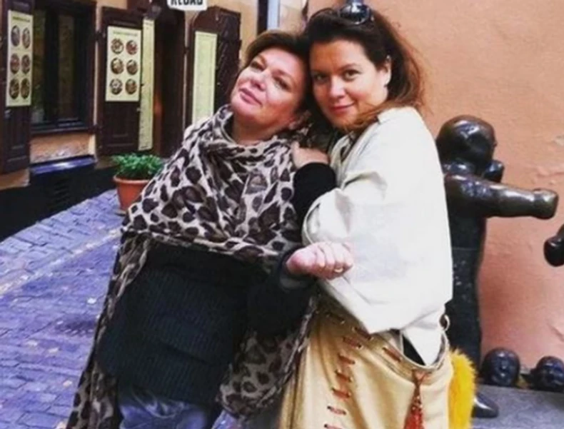 Jelica Sretenović pozira sa starijom ćerkom Anjom