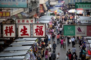 Nocne zamieszki w Hong Kongu. Brutalne pacyfikacje