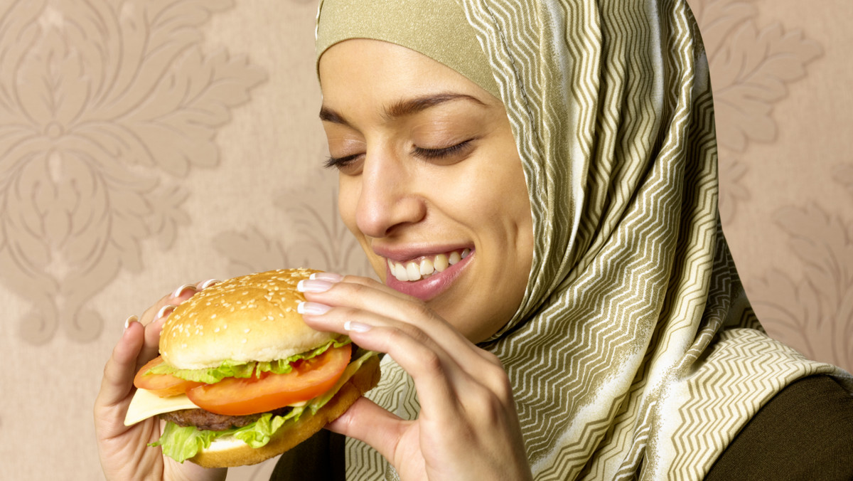 Decyzja o produkcji hamburgerów zgodnych z zasadami halal - ukłon w stronę bogacącej się społeczności muzułmańskiej - wywołała protesty niektórych przywódców politycznych, uznających to za afront tak dla chrześcijańskich tradycji Francji, jak i silnego przywiązania Francuzów do wartości świeckich.