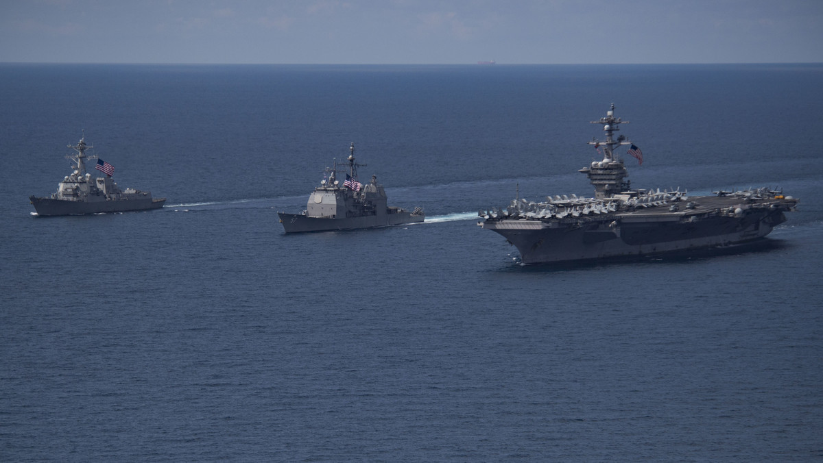 Lotniskowiec USS Carl Vinson i towarzyszące mu okręty dopiero w przyszłym tygodniu mają dopłynąć w pobliże Korei Północnej - poinformowały amerykańskie media, powołując się na źródła wojskowe USA.