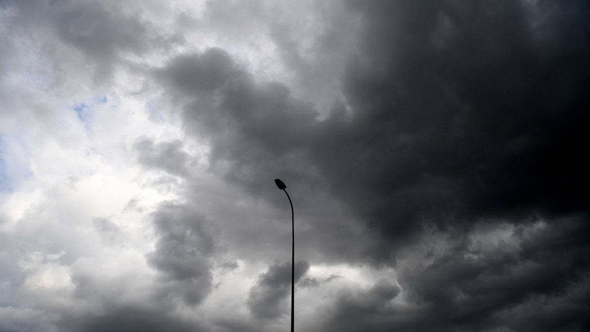 Ostrzeżenie drugiego stopnia w związku z burzami z gradem wystosował w niedzielę Instytut Meteorologii i Gospodarki Wodnej. Drugi stopień dotyczy części województw: mazowieckiego, śląskiego, warmińsko-mazurskiego, opolskiego i lubelskiego.