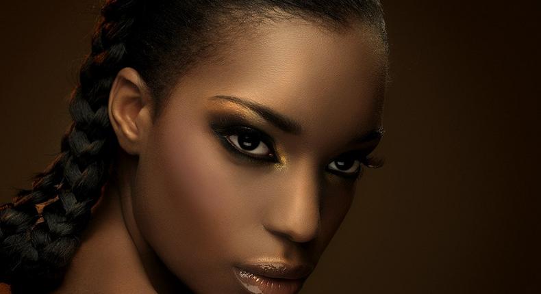 Bronzed makeup polishes the skin flawlessly