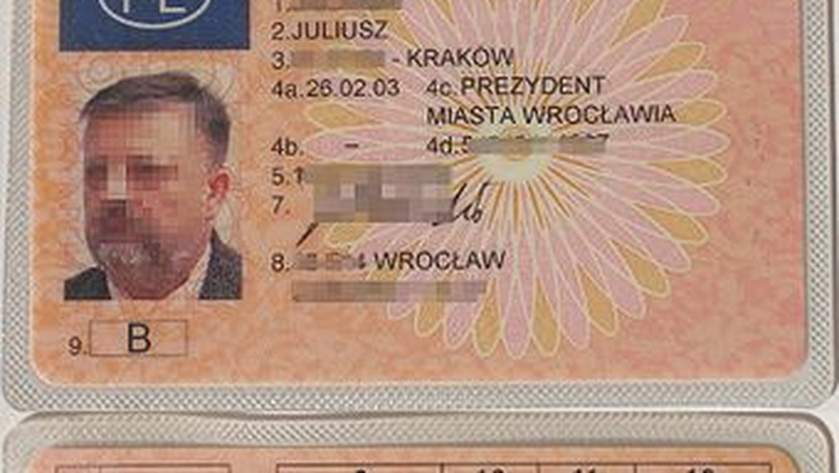 Na grzywny w wysokości od 800 do 1200 zł skazał w poniedziałek Sąd Rejonowy w Nowym Targu trzech mężczyzn, oskarżonych o kupowanie praw jazdy na Ukrainie i legalizowanie ich potem w Polsce.