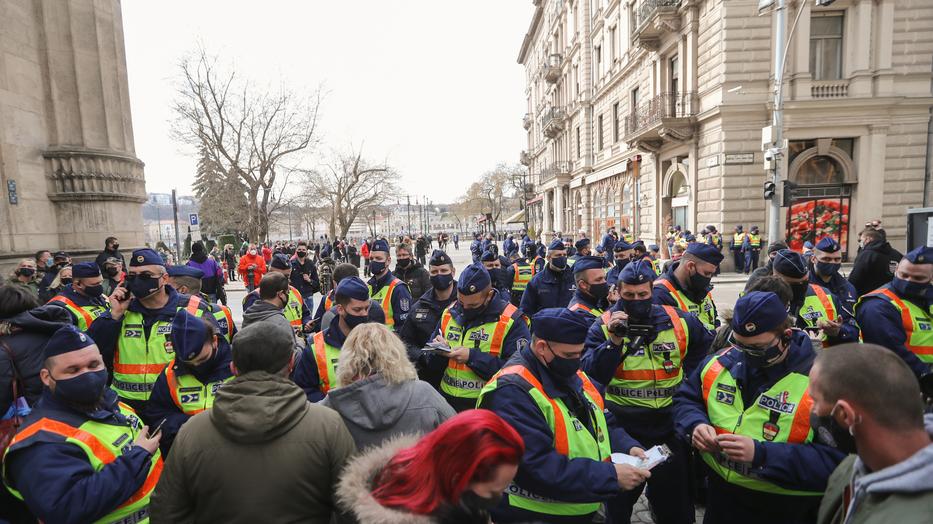 A rendőrség cáfolja, hogy gumibottal gyomorszájon vágták volna a Mi Hazánk politikusát /Fotó: Zsolnai Péter