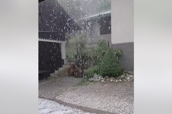 Dok Srbija čeka novi udar nevremena, OLUJE DIVLJAJU U KOMŠILUKU! Vetar nosio krovove, poplavljene kuće, a HAOS TEK SLEDI