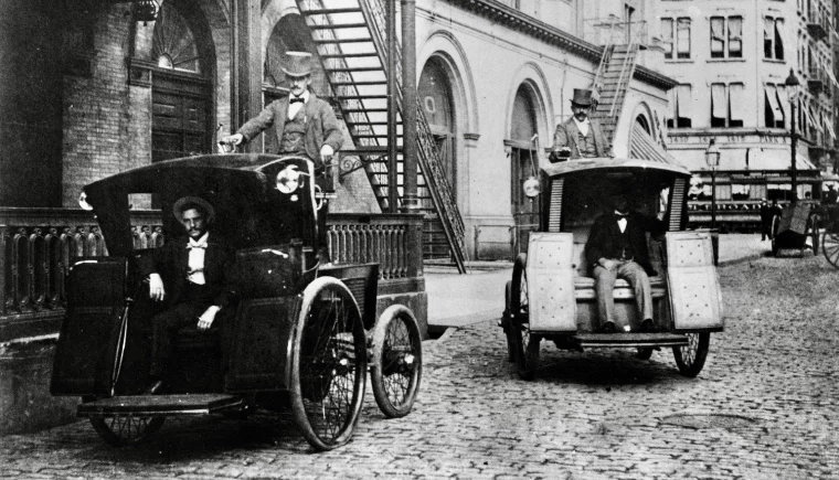 W 1898 r. samochody elektryczne "Electrobats", służyły jako taksówki w Nowym Jorku