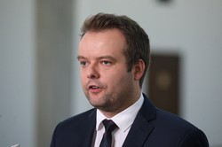 Rzecznik PiS uderza w PO. "Dzisiaj Platforma obiecywała odpolitycznienie szkół i uczelni, tymczasem..."