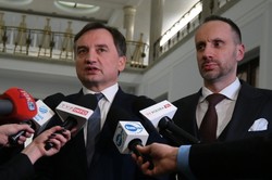 "To zły dzień dla Polaków". Ziobro mówi o dwóch ustawach i "uderzeniu w suwerenność"