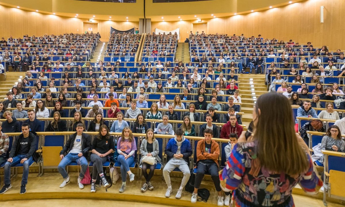 Aneta jest babą od polskiego. "Nienawidzę rankingów szkół"