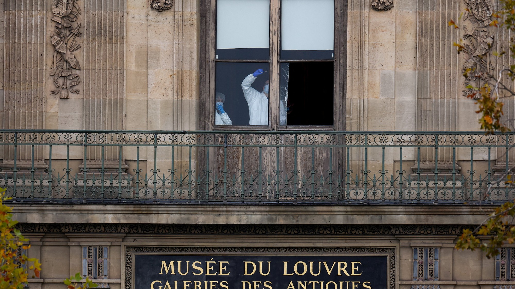 Členovia forenzného tímu kontrolujú okno, ktoré bolo pravdepodobne použité pri lúpeži v múzeu Louvre, pri ktorej boli podľa francúzskeho ministerstva vnútra ukradnuté šperky