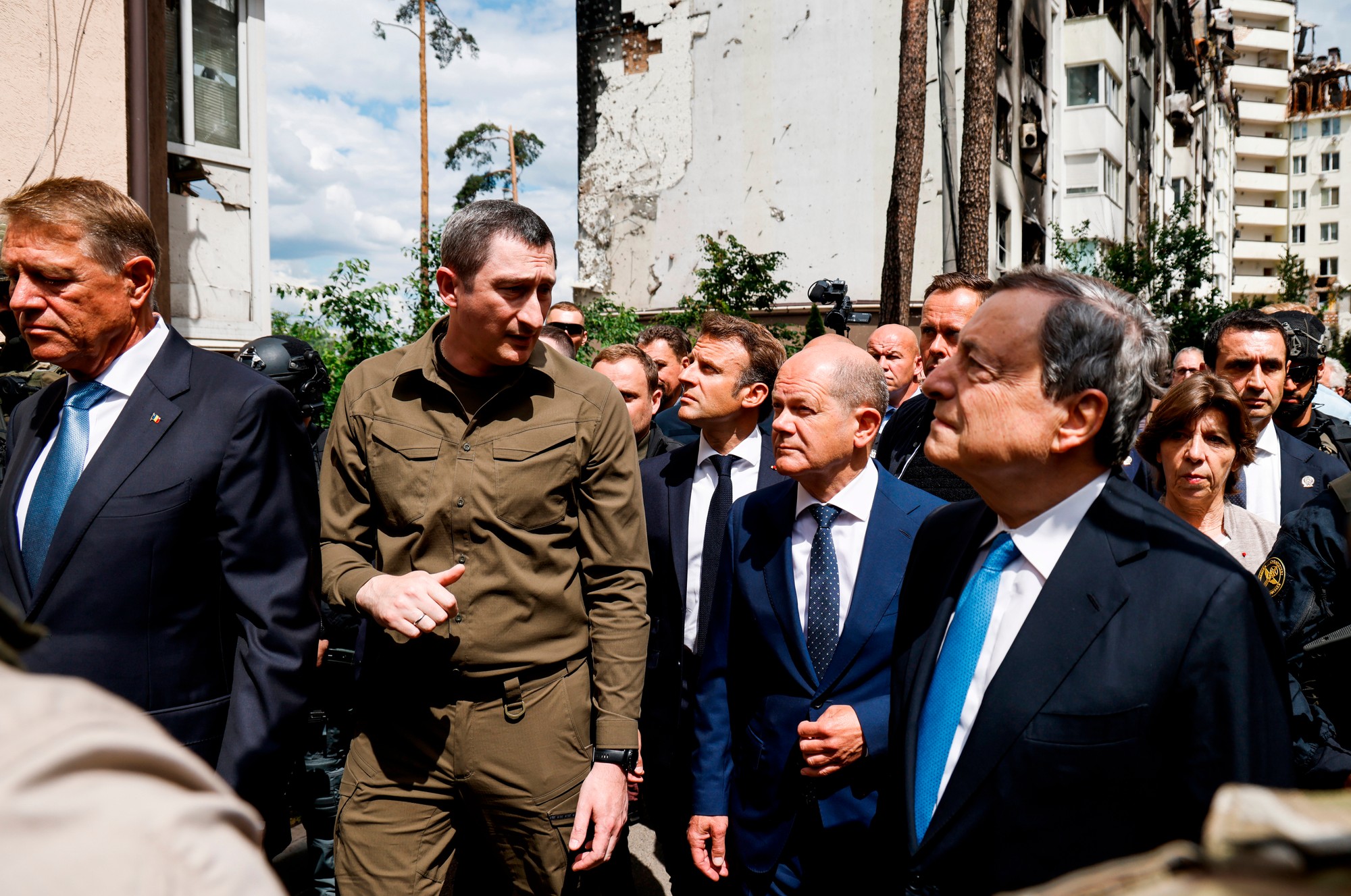 Nemecký kancelár Olaf Scholz, taliansky premiér Mario Draghi, francúzsky prezident Emmanuel Macron a rumunský prezident Klaus Iohannis počas návštevy mesta Irpiň neďaleko Kyjeva.
