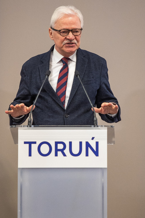 Tadeusz Zwiefka przemawia na wyjazdowym posiedzeniu klubu parlamentarnego Koalicji Obywatelskiej, kwiecień 2023 r.
