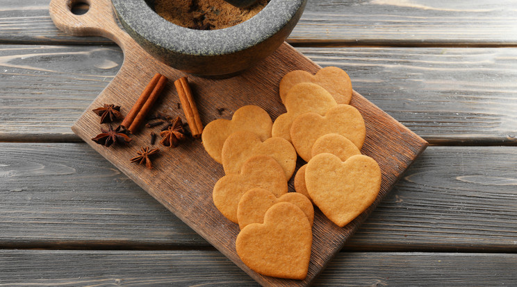 Süthetünk például fahéjas, mézes bögrés kekszet / Fotó: Shutterstock 