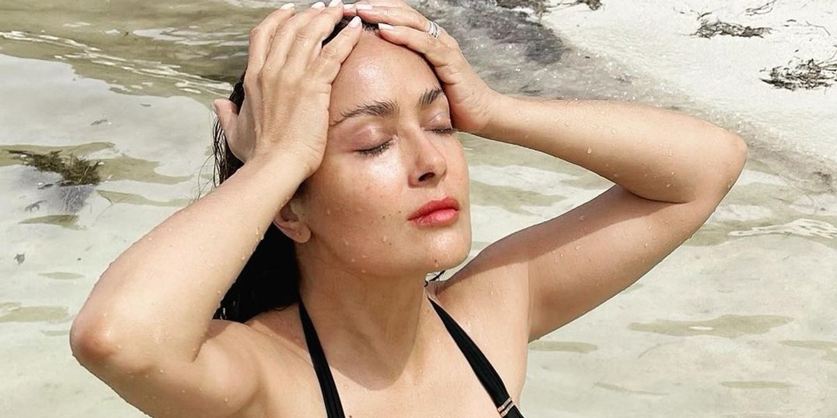 Salma Hayek medytuje na plaży w bikini. Powiemy tylko jedno: WOW!