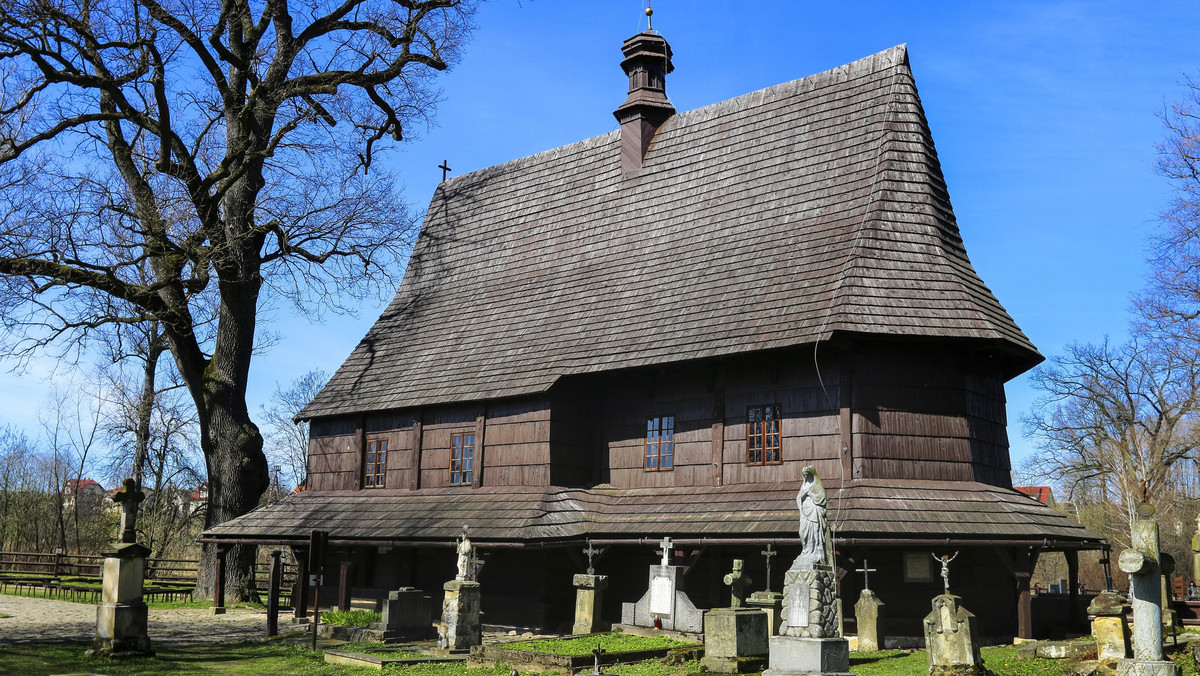 Szlak Architektury Drewnianej w Małopolsce od 2 czerwca jest otwarty dla zwiedzających. Przez cały sezon letni będzie można podziwiać prawie pięćdziesiąt bezcennych obiektów, wśród nich zabytkowe cerkwie, kościoły, dwory, wille, młyny czy spichlerze - mówi prezes Małopolskiej Organizacji Turystycznej Leszek Zegzda.