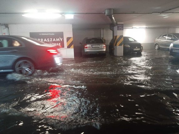 Burze nad Polską. Zalane drogi i zerwane dachy. Trudna sytuacja