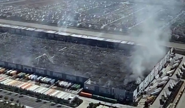 snimci fabrike koja je izgorela nakon što je zapalio radnik