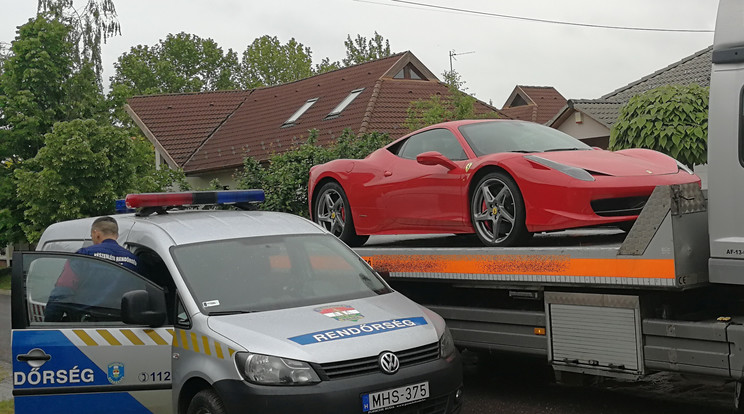 A piros Ferrari ezúttal nem a saját kerekein gördült ki az udvarból /Fotó: Police.hu