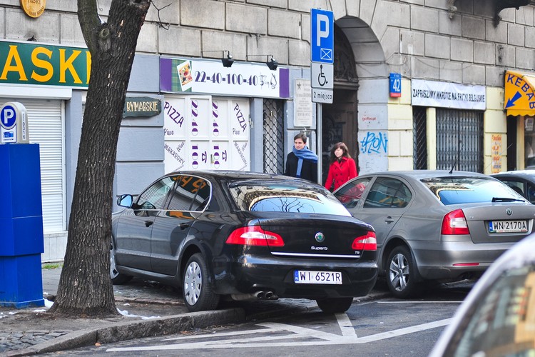 Skoda superb, którą jest wożony minister Bartosz Arłukowicz