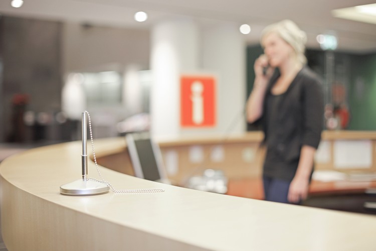 Mimo to Polacy nie są przekonani do idei e-office, które wyglądają jak rozwinięcie idei skrytki pocztowej, kojarzonej powszechnie z naciągaczami i oszustami. Takie podejście nie jest bezpodstawne.

Według IAR kontrole tylko 140 podmiotów zarejestrowanych w wirtualnych biurach próbowało ukryć przed fiskusem ponad 1,2 mld złotych. Oznacza to, że każda ze skontrolowanych firm próbowała oszukać państwo i podatników na około 7,4 miliona złotych. Dochody próbowało ukryć aż 95 proc. skontrolowanych firm korzystających z wirtualnych biur. Z około 550 kontroli w e-biurach w prawie 500 przypadkach przedstawiciele fiskusa napotkali utrudnienia, takie jak brak kontaktu z jakimikolwiek osobami reprezentującymi dany podmiot czy brak dostępu do dokumentacji księgowej.