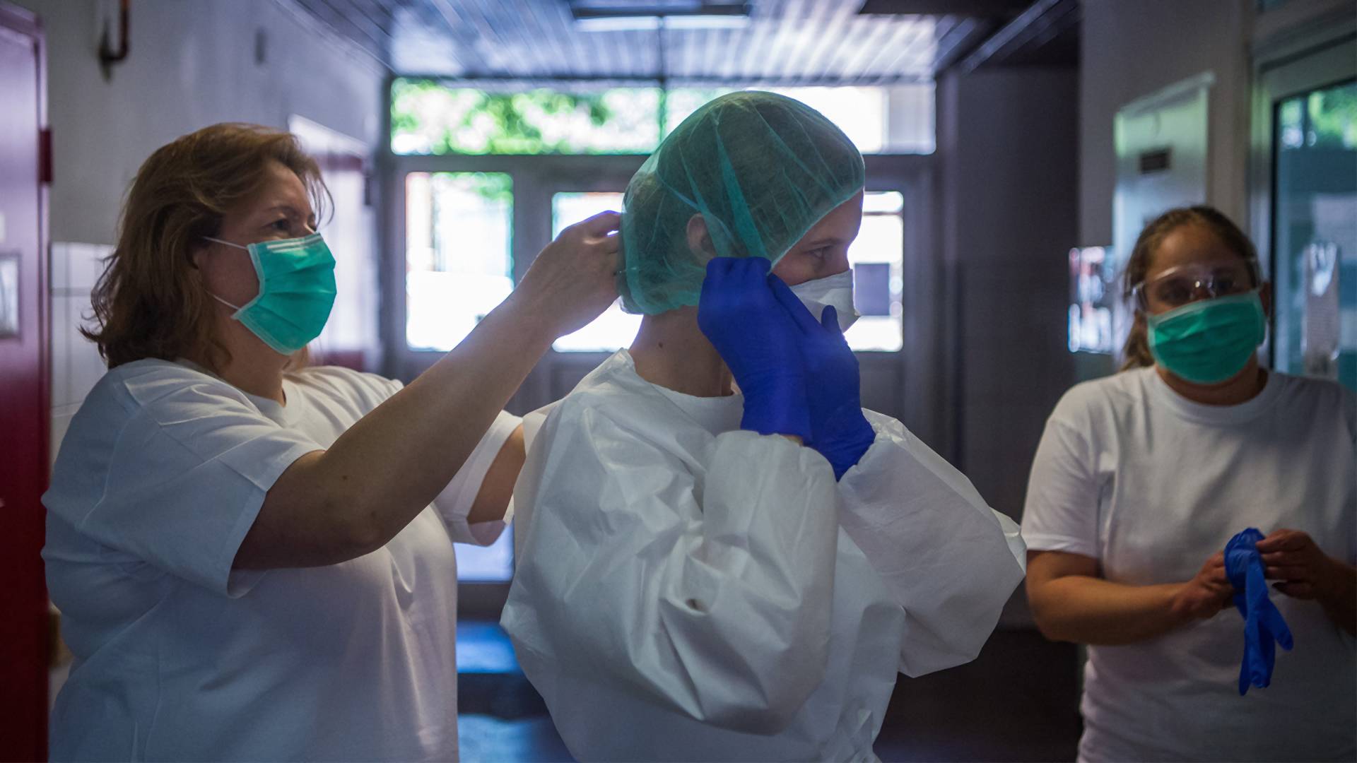 Jelentősen csökkent az egészségügyi dolgozók keresete a járvány alatt