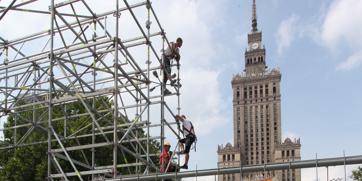 Rozbiórka Warszawskiej strefy kibica.