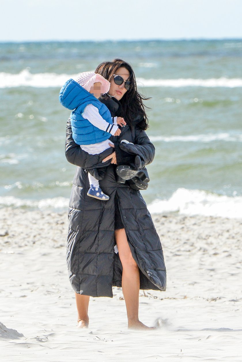 Justyna Steczkowska w zimowej kurtce na plaży