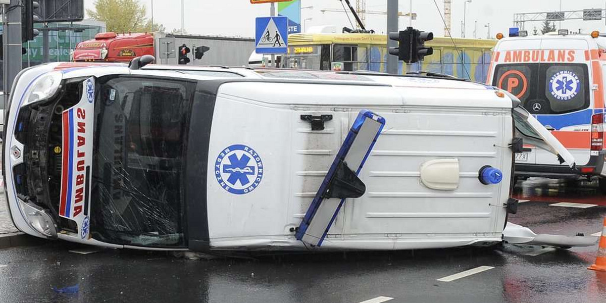 Tragiczny wypadek karetki. Pacjent nie żyje