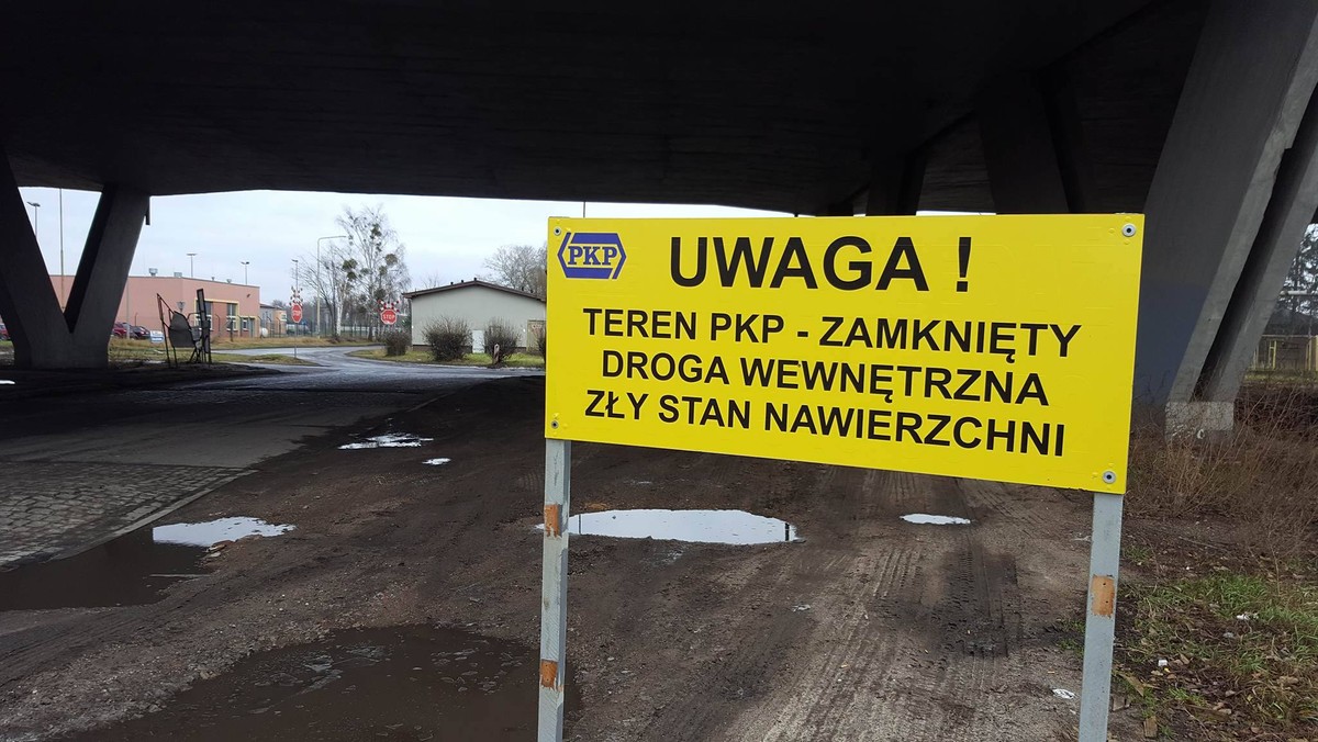 Jeden ze szczecińskich radnym postanowił zaapelować o remont niewielkiego odcinka drogi pod Estakadą Pomorską w Szczecinie. Efekt? PKP PLK, które są właścicielem drogi, postawiły znak i... zamknęły przejazd. Teraz poseł Nitras o pomoc poprosił ministerstwo.