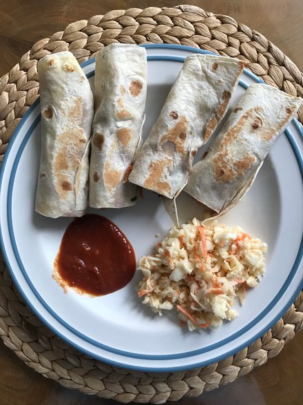 Wrap z wędzonym tofu, czerwoną kapustą, marchewką i szpinakiem, coleslaw oraz sos BBQ