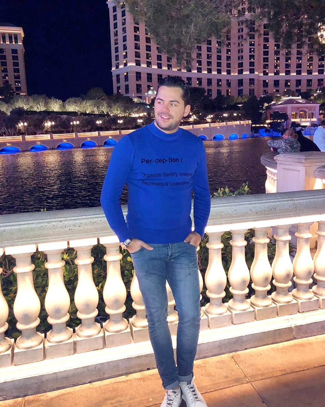 Albánsky spevák Shpat Kasapi. 