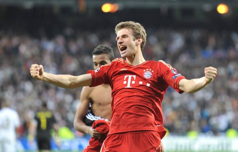 Radość piłkarza Bayernu Monachium Thomas Müllera po awansie do finału Ligi Mistrzów