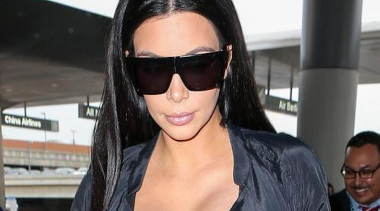 Kim Kardashian szexi ruciban mutatta meg várandós pocakját!
