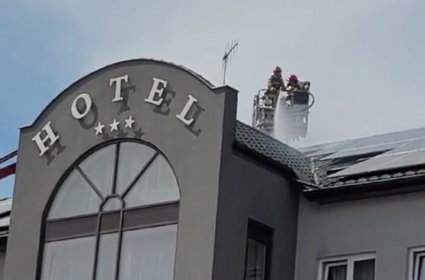 Skutki upałów. Pożar instalacji fotowoltaicznej na hotelu w Płońsku, 17 osób ewakuowanych