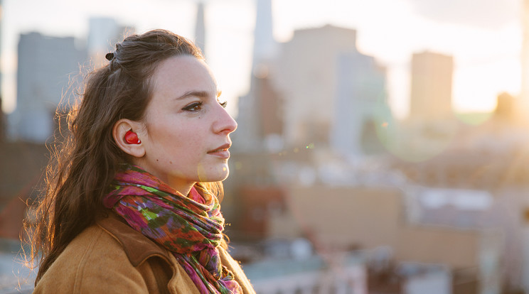 Mindössze egy kis, vezeték nélküli fülhallgató és bárkivel beszélhetünk /Fotó: Waverly Labs