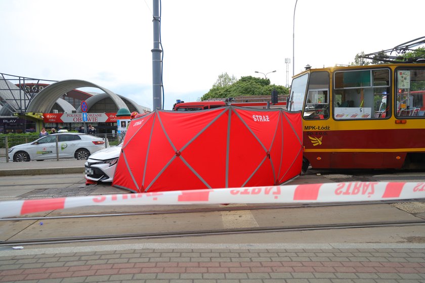 Tragedia na Piotrkowskiej w Łodzi. Taksówkarz zginął w zderzeniu z tramwajem.