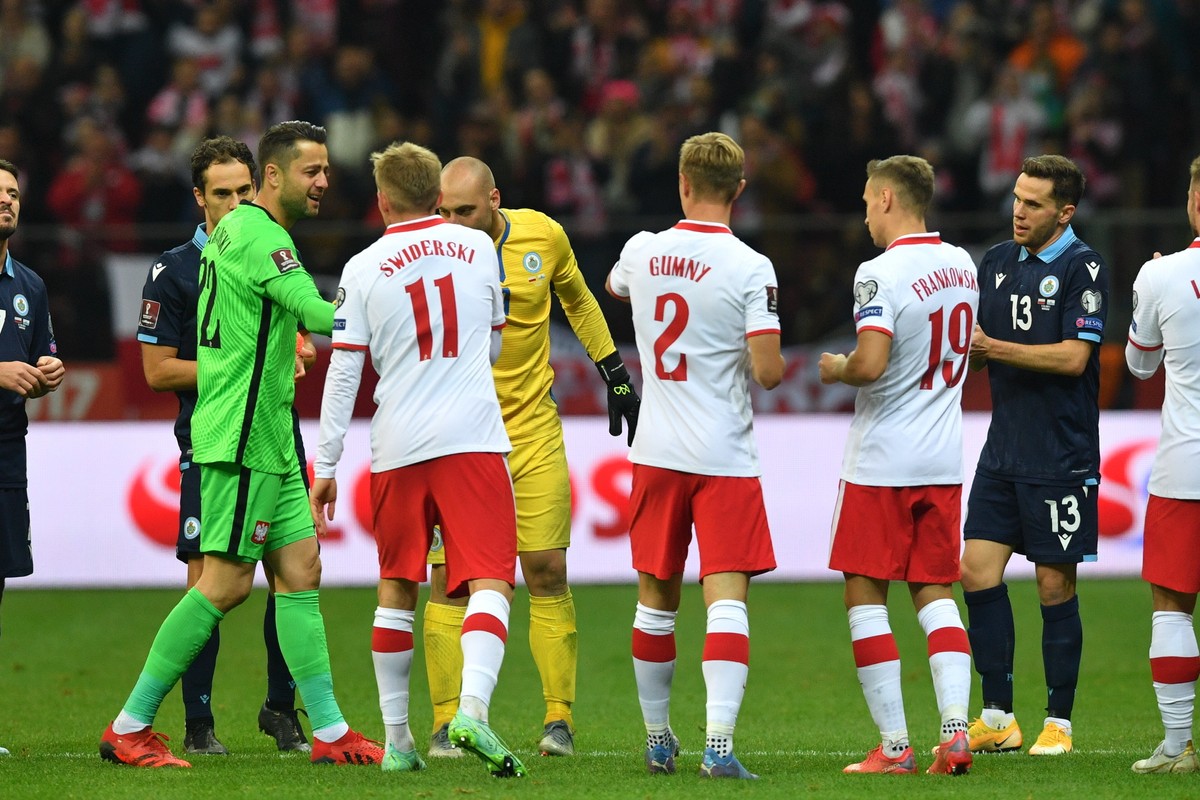 Bramkarz piłkarskiej reprezentacji Polski Łukasz Fabiański (L) schodzi z boiska w 57 minucie meczu eliminacyjnego do mistrzostw świata 2022 z San Marino